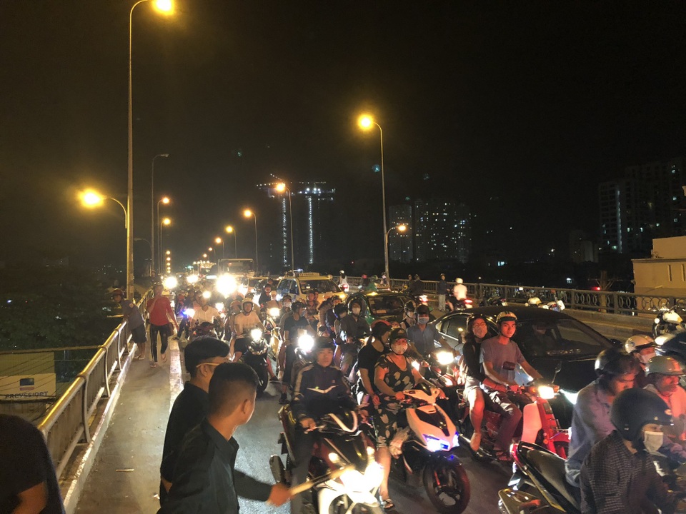 Giao thông ùn ứ trên cầu Kênh Tẻ