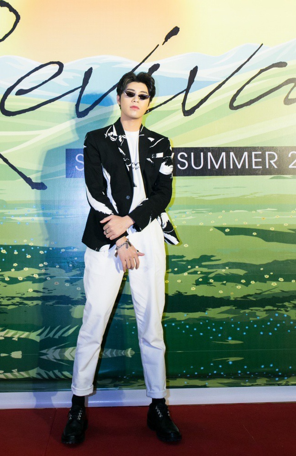 Trở về sau màn trình diễn ấn tượng tại Hong Kong Asian Pop Music Festival, Noo Phước Thịnh chọn phong cách lịch lãm xuất hiện tại đêm tiệc thời trang. Anh nhận sự cổ vũ nhiệt tình của khán giả ngay từ phút đầu tiên bước chân lên thảm đỏ.