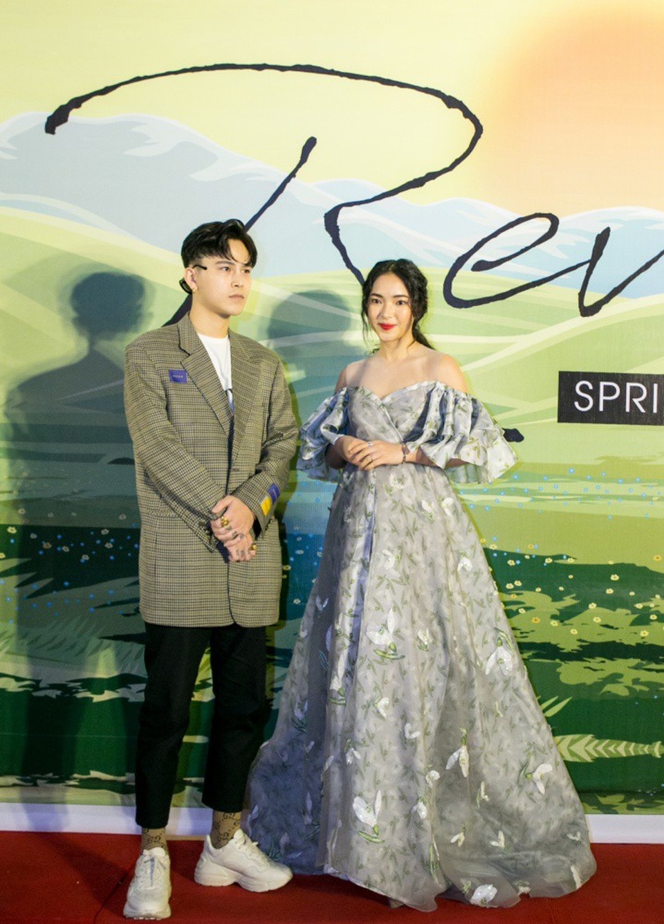 Decao và Châu Bùi được đánh giá là một trong những cặp đôi có sức ảnh hưởng mạnh mẽ đến giới trẻ về phong cách ăn mặc. Mỗi khi xuất hiện, cặp đôi đều mang đến những trang phục đồng điệu từ kiểu dáng cho đến màu sắc. Tại sự kiện, Decao để “lạc” bạn gái Châu Bùi nhưng sau một phút chốc đã tìm được cô. Châu Bùi vốn định hình với phong cách cá tính bất ngờ chọn phong cách khá nữ tính, ngọt ngào.