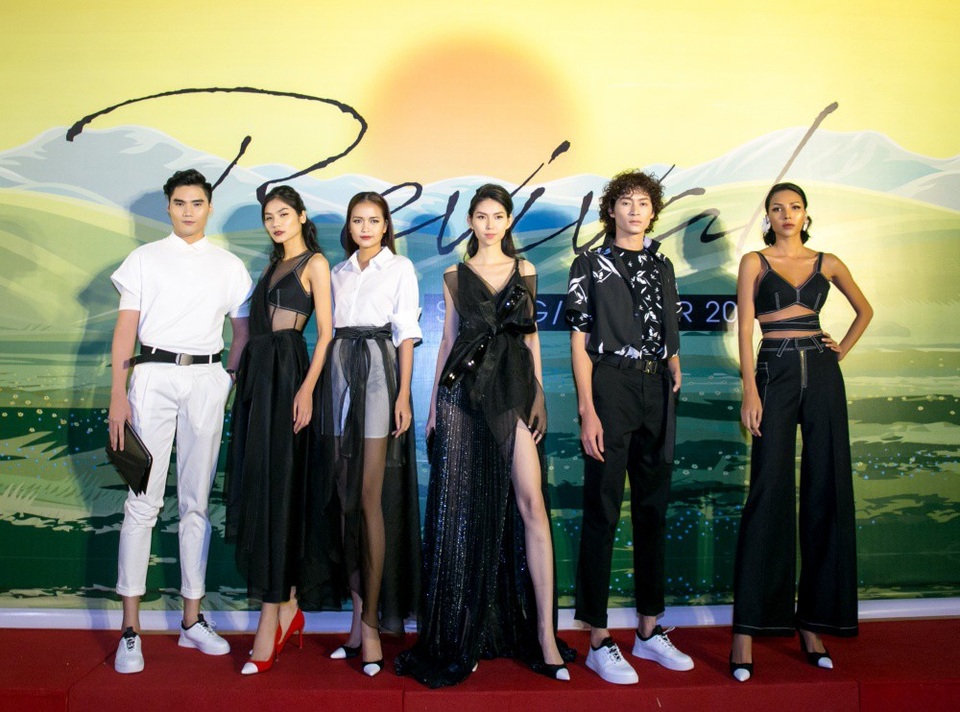 Dàn người mẫu đình đám Quang Hùng, Kim Dung, Ngọc Châu, Thuỳ Dương... xuất hiện trên thảm đỏ.