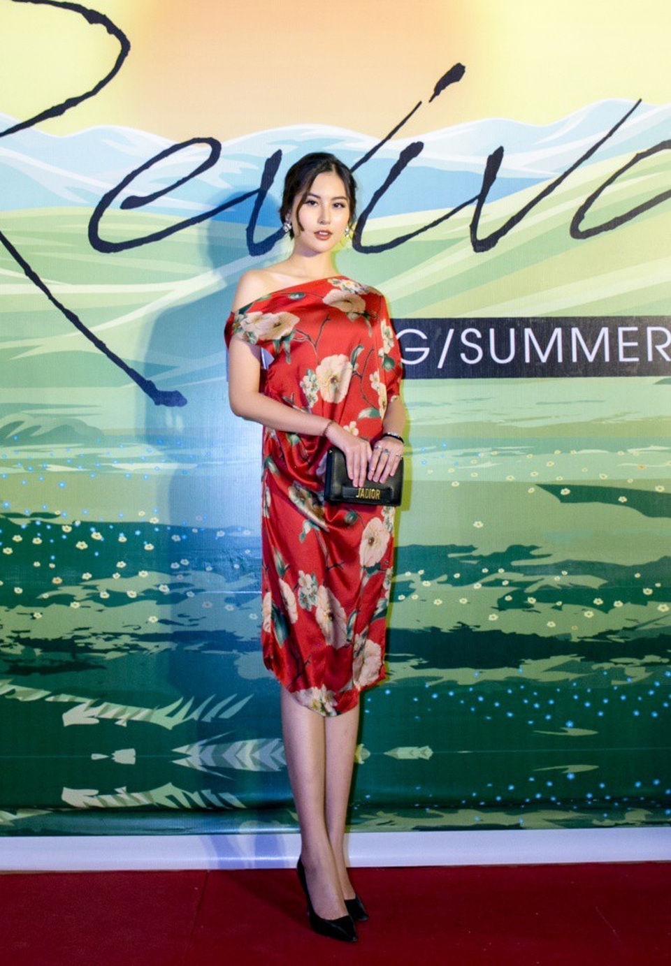 Bạn thân của Hoa hậu Kỳ Duyên là hot girl Hà Lade cũng xuất hiện tại bữa tiệc thời trang. Gần đây, gương mặt của Hà Lade và Kỳ Duyên bị soi là càng ngày càng giống nhau như đúc cùng một khuôn. Dù có nhiều tin đồn dao kéo nhưng nàng hot girl chưa bao giờ thừa nhận.