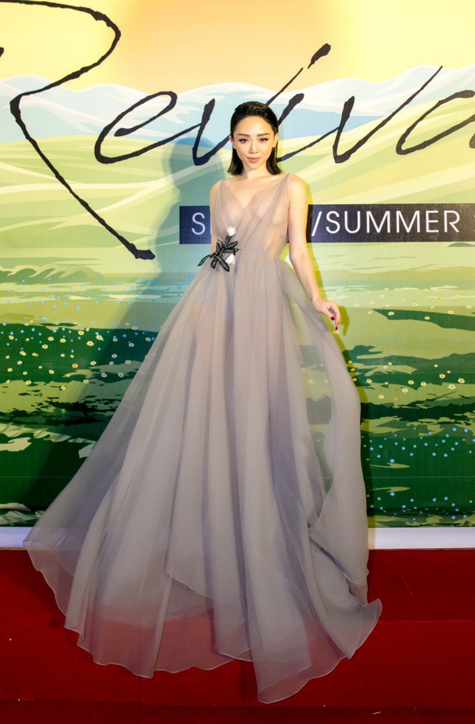 Ca sĩ Tóc Tiên nóng bỏng hết cỡ với bộ đầm xuyên thấu khoe trọn vòng 1 bốc lửa. Tóc Tiên cho biết, cô yêu thích thiết kế mang cảm xúc nữ tính nhưng vẫn sexy gợi cảm.