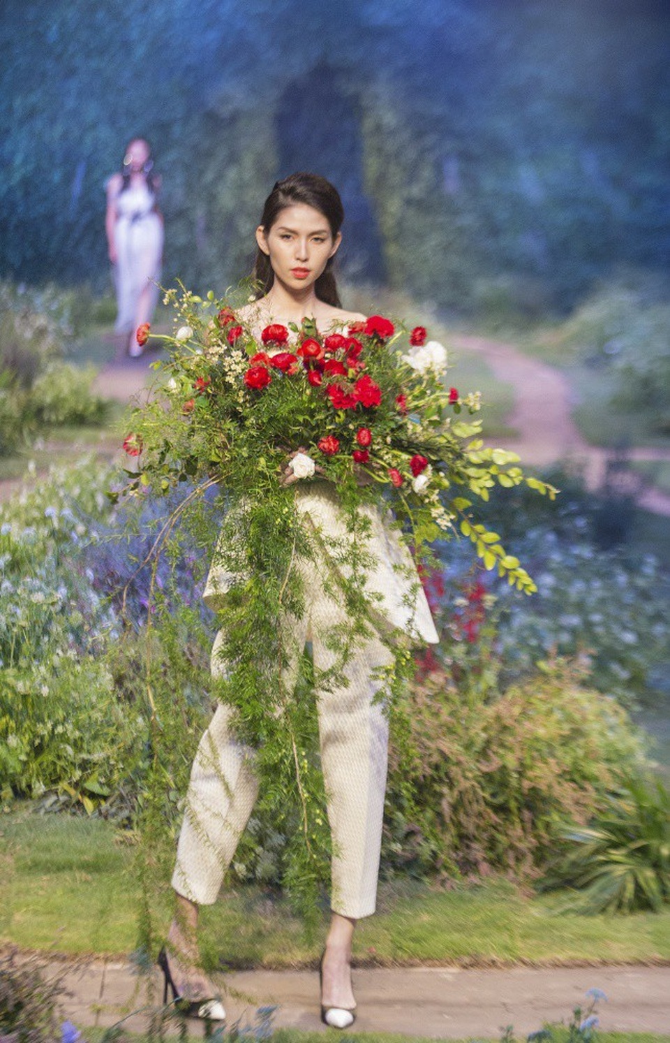 Bên cạnh Kỳ Duyên và Adam Williams là hơn 40 người mẫu hàng đầu Việt Nam như Thuỳ Dương.