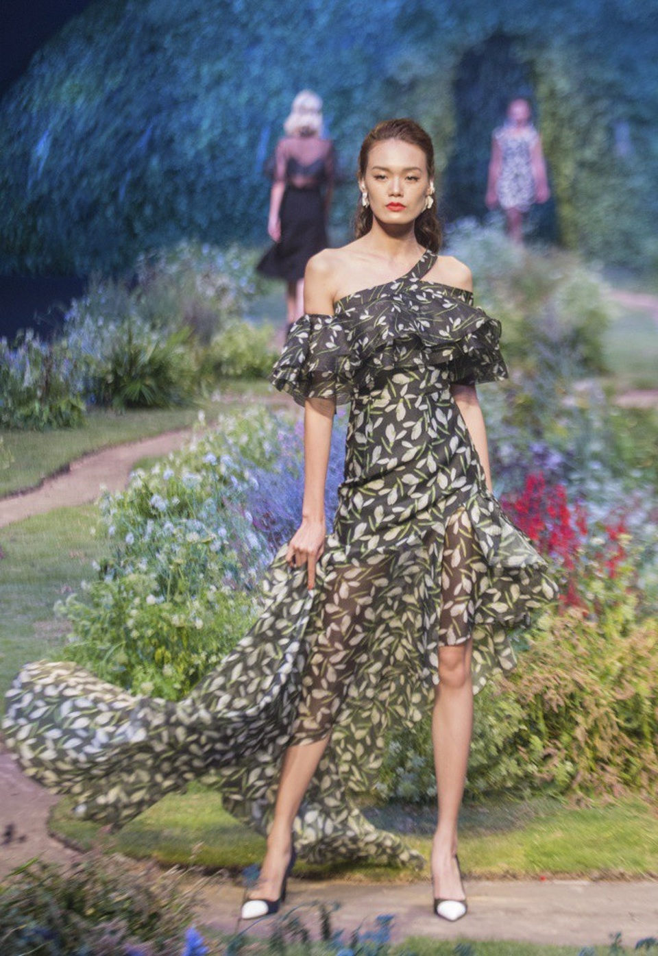 Bộ sưu tập giới thiệu những bộ cánh mới nhất lấy cảm hứng từ sự vươn lên mạnh mẽ của bông hoa xuyên tuyết. Xuyên tuyết là loài hoa thân cỏ bé nhỏ có vẻ ngoài yếu ớt, nhưng lại ẩn chứa bên trong một sức mạnh phi thường. Bất kể là mùa đông khắc nghiệt như thế nào, bất kể lớp tuyết phủ dày đến đâu, những bông hoa trắng tinh khôi luôn vươn ra khỏi băng giá để kịp đón những tia nắng đầu tiên của mùa xuân.