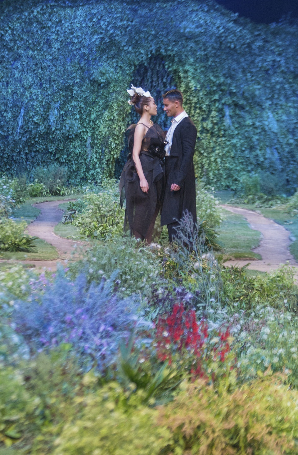 Kỳ Duyên có màn tương tác thú vị trên sân khấu cùng Đạo diễn catwalk Adam Williams - Chuyên gia đào tạo catwalk nổi tiếng của Australia, từng xuất hiện và hướng dẫn catwalk cho các thí sinh trong chương trình Australia’s Next Top Model và Asia’s Next Top Model.