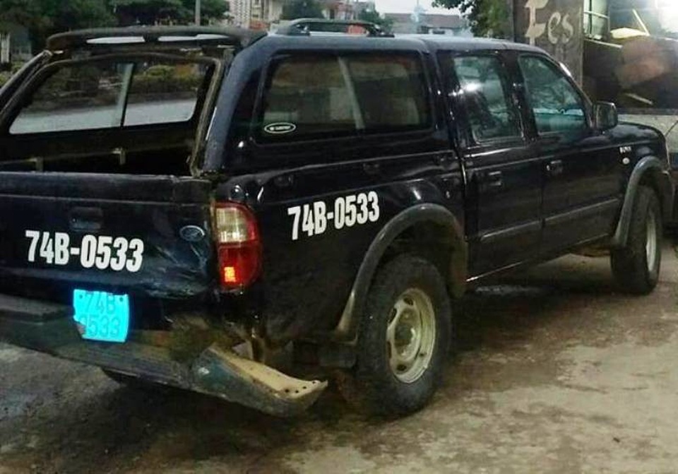 Xe gỗ lậu tông thẳng ô tô kiểm lâm để tẩu thoát - 1 Chiếc xe của lực lượng chức năng bị hư hỏng