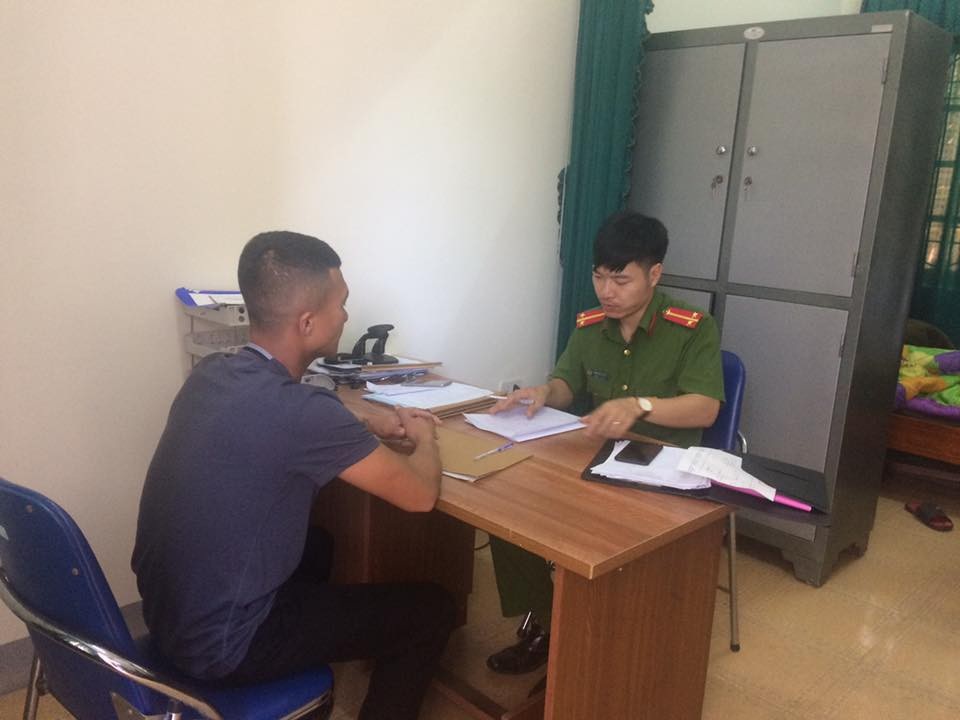 Vụ nhân viên bệnh viện bị đánh bất tỉnh: Kẻ hành hung khai gì? - 1 Công an tiến hành lấy lời khai Nguyễn Hùng Kỳ