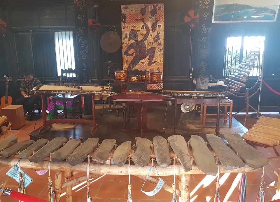 Du khách Trung Quốc nhộn nhịp ở danh thắng Hòn Chồng Nha Trang - 3 Đàn đá