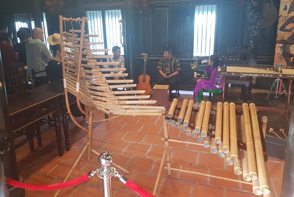 Du khách Trung Quốc nhộn nhịp ở danh thắng Hòn Chồng Nha Trang - 4 Các nhạc cụ truyền thống được đưa vào biểu diễn tại Hòn Chồng