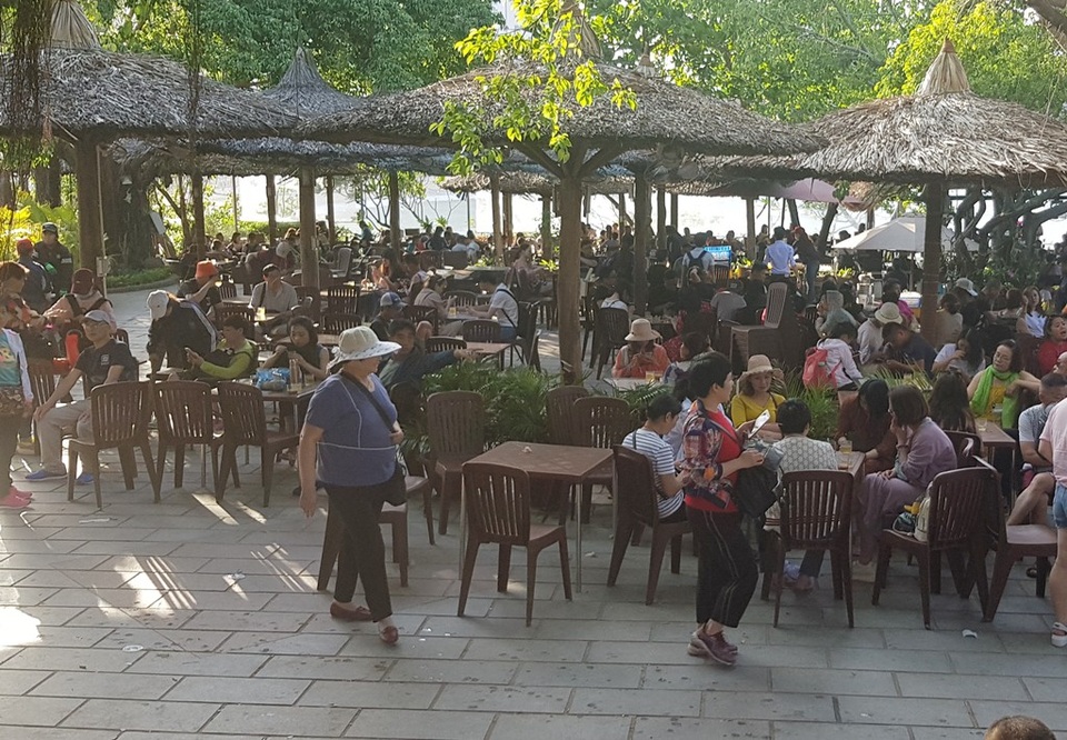 Du khách Trung Quốc nhộn nhịp ở danh thắng Hòn Chồng Nha Trang - 6 Du khách Trung Quốc nhộn nhịp ở danh thắng Hòn Chồng Nha Trang - 6