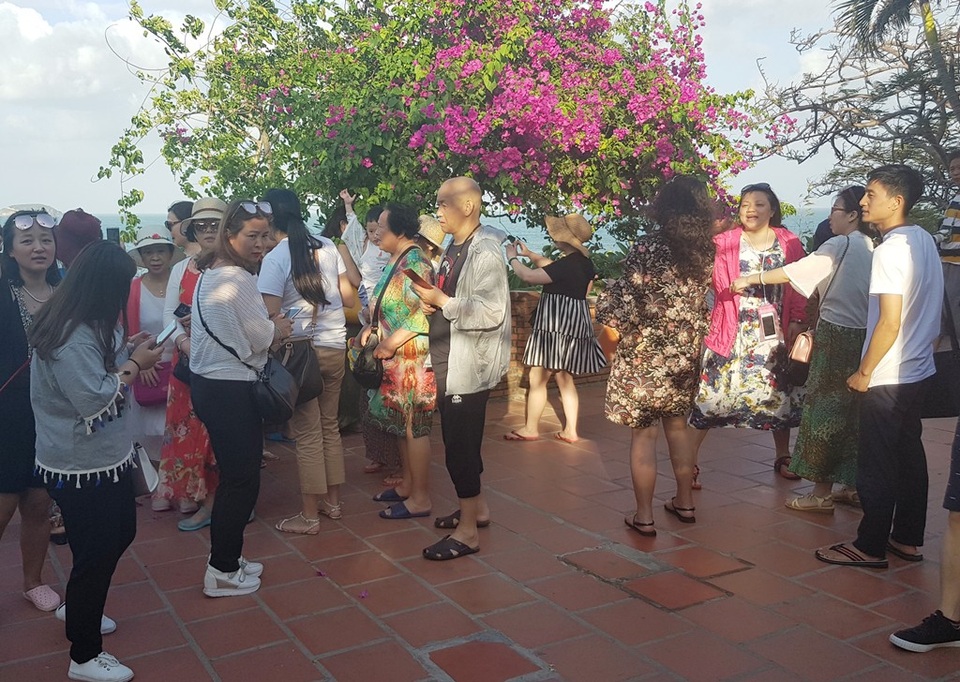 Du khách Trung Quốc nhộn nhịp ở danh thắng Hòn Chồng Nha Trang - 7 Du khách Trung Quốc nhộn nhịp ở danh thắng Hòn Chồng Nha Trang - 7
