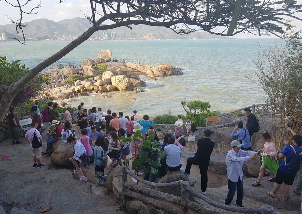 Du khách Trung Quốc nhộn nhịp ở danh thắng Hòn Chồng Nha Trang - 8 Danh thắng Hòn Chồng là một trong những địa điểm có đông du khách quốc tế ghé thăm khi đến Nha Trang
