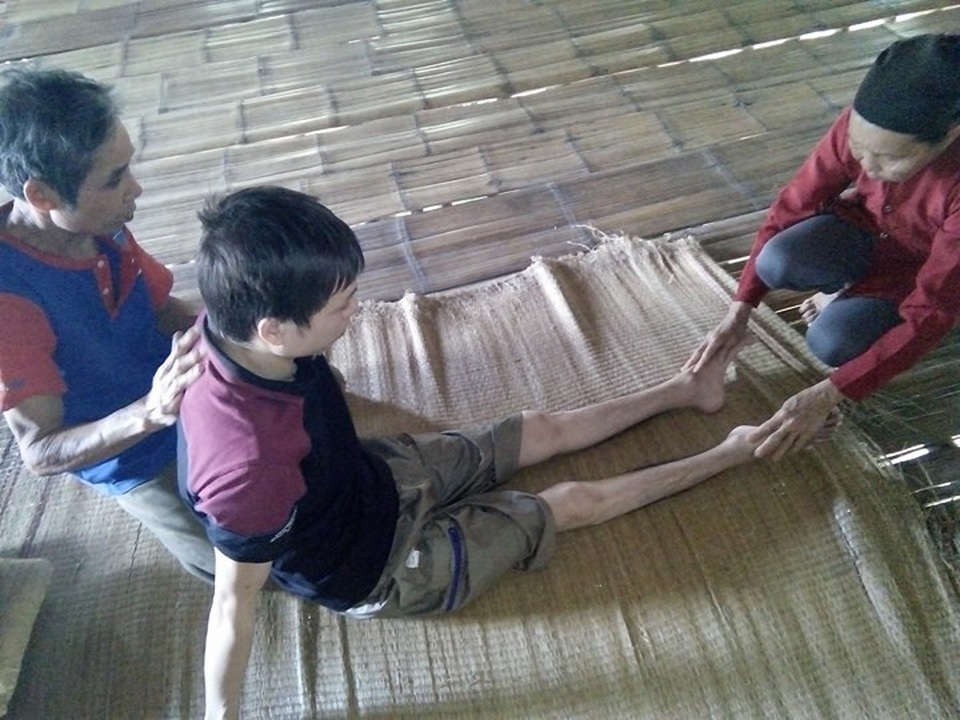 Nỗi tuyệt vọng cùng cực của chàng trai bất ngờ bị tai nạn liệt đôi chân - 3 Được sinh ra với đôi chân lành lặn nhưng số phận nghiệt ngã khiến cuộc đời còn lại của Tần phải sống trong tật nguyền.