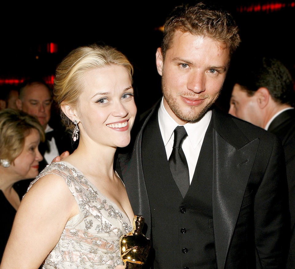 Nghe sao tâm sự chuyện nuôi con sau ly hôn - 6 Cặp đôi diễn viên Reese Witherspoon (42 tuổi) và Ryan Phillippe (43 tuổi)