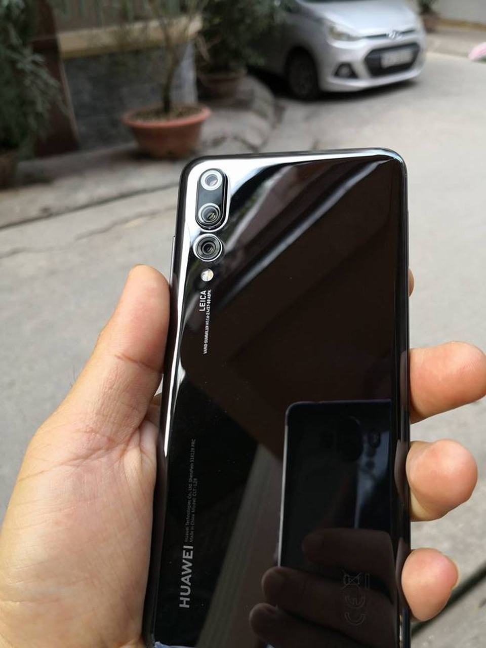 Huawei P20 Pro với 3 camera "khủng" được xách tay về Việt Nam - 3 Mặt sau của máy được trang bị vỏ kim loại sang trọng. Tuy nhiên sẽ khá bám vân tay, bụi bẩn.