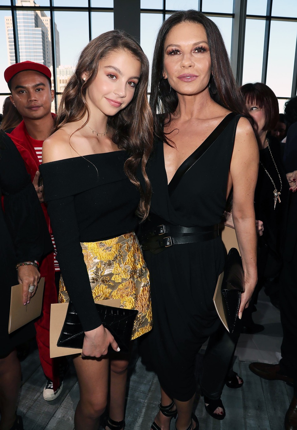 Con gái Catherine Zeta-Jones đẹp xinh như mẹ - 6
Catherine Zeta-Jones gần đây thường xuyên đưa con gái cưng cùng dự các sự kiện thời trang