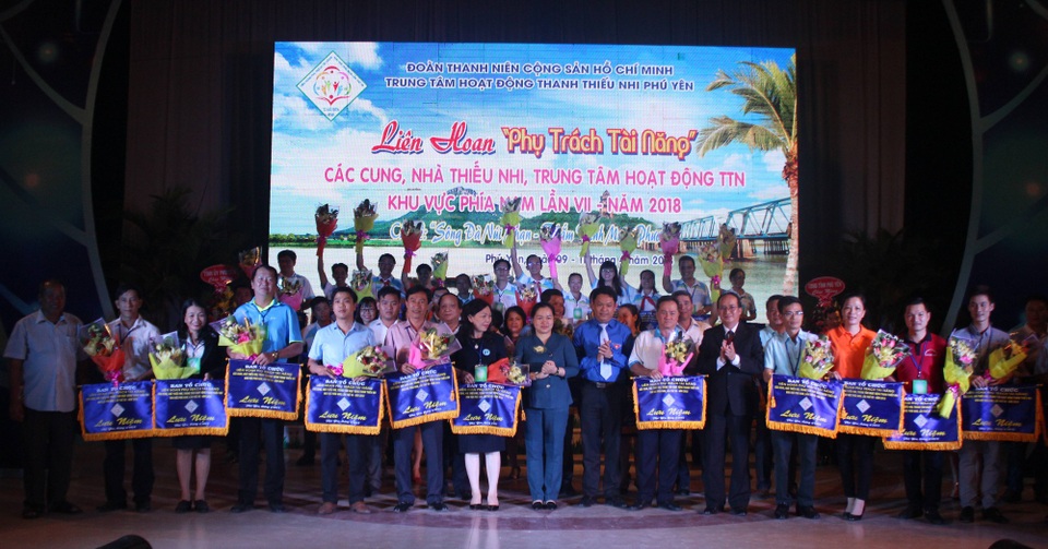 Nhiều hoạt động ý nghĩa của đoàn viên tại “Liên hoan phụ trách tài năng” - 3 Ban tổ chức và lãnh đạo tỉnh tặng cờ, hoa cho các đơn vị