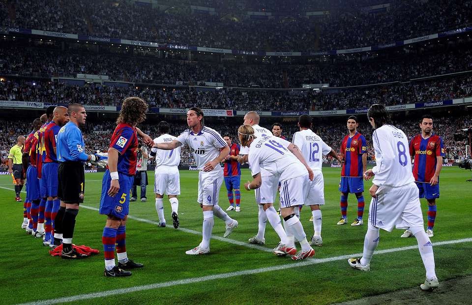 Real Madrid quyết không xếp hàng chào nếu Barcelona vô địch - 1 Real Madrid sẽ không xếp hàng tôn vinh nếu Barcelona vô địch trước trận Siêu kinh điển