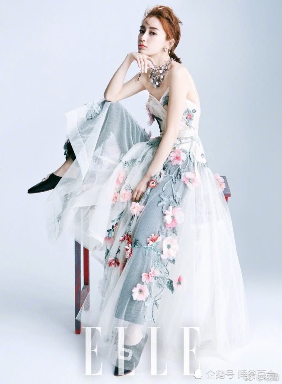 Angelababy thăng hoa về nhan sắc sau khi làm mẹ - 8
Sau khi sinh con, cư dân mạng Trung Quốc đã chỉ ra một số điểm khác biệt trên gowng mặt của Angelababy và đặt giả thiết, người đẹp tìm tới dao kéo thẩm mỹ để hướng tới vẻ đẹp hoàn hảo. Tuy nhiên, Angelababy khẳng định, cô không phẫu thuật mà gầy đi do làm việc vất vả kết hợp với chăm con nhỏ.