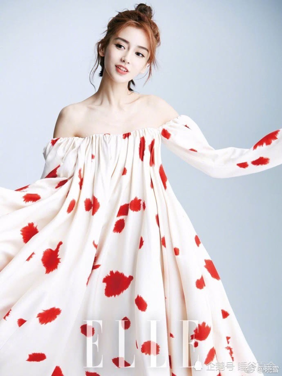 Angelababy thăng hoa về nhan sắc sau khi làm mẹ - 2
Người đẹp 30 tuổi vẫn duy trì nụ cười ngọt ngào và làn da mịn màng như thời con gái. Đồng nghiệp của Angelababy thì khen cô sống có trách nhiệm, giàu nghị lực và quyết tâm hơn kể từ khi có thêm thiên thần nhỏ.