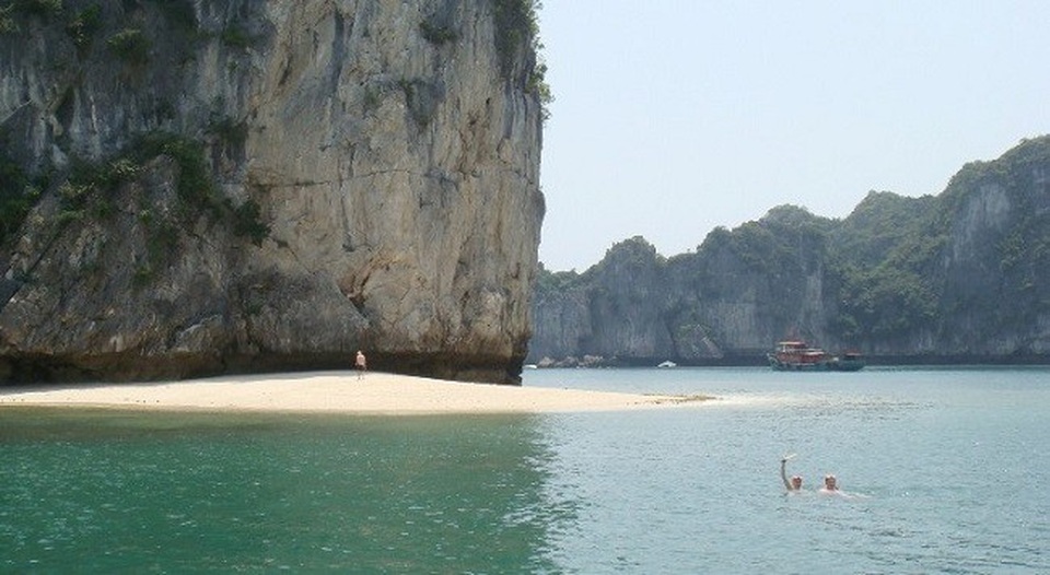 Check in 3 bãi tắm đẹp như tiên cảnh ở đảo ngọc Cát Bà - 7 Làn nước trong xanh, cảnh đẹp bình yên là đặc trưng của những bãi tắm ở Cát Bà. Ảnh: Mytour