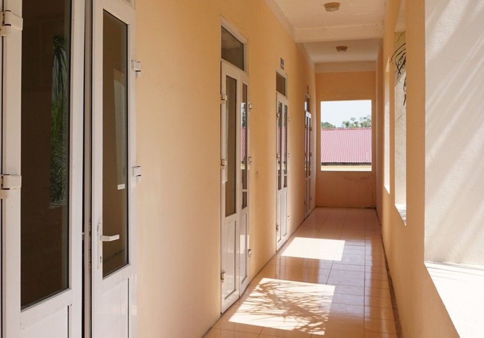 Nhiều phòng làm việc cửa đóng, then cài