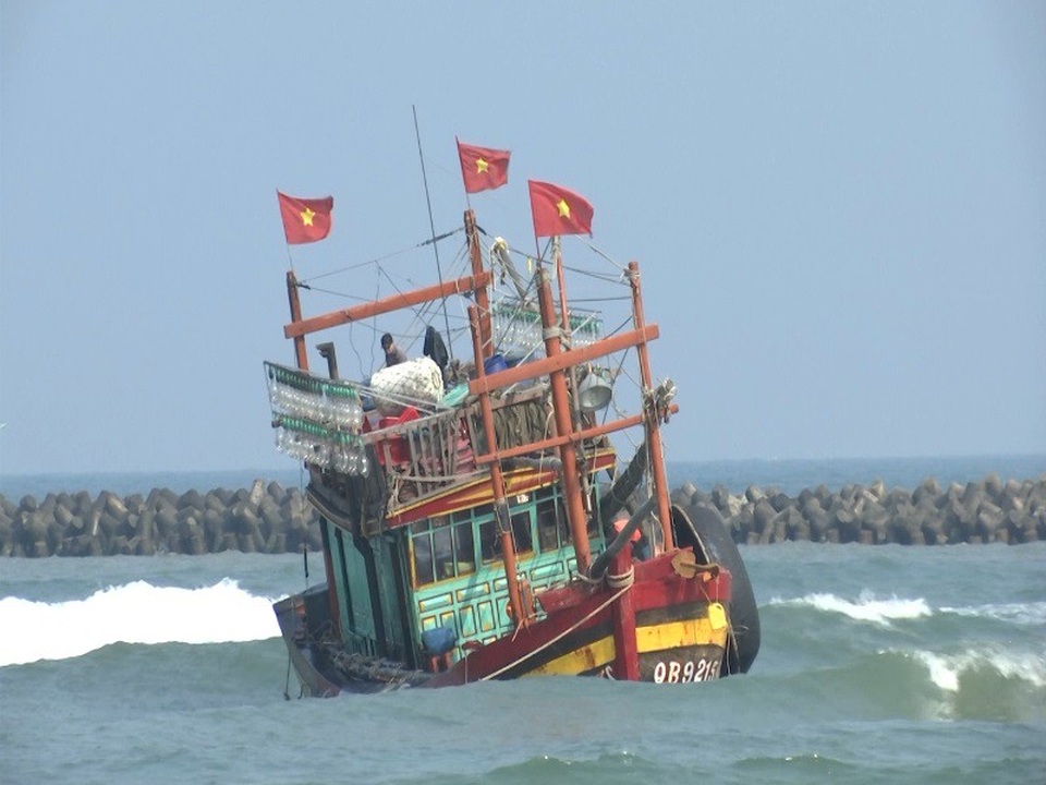 Tàu lớn bị kẹt ở cửa biển, nhiều ngư dân kêu trời - 2 Tàu cá của ông Thu bị mắc cạn khi vào neo đậu tại cảng