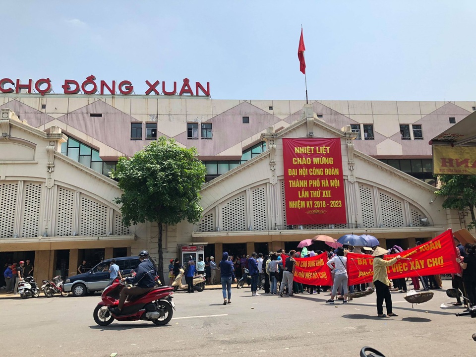 Tiểu thương chợ Đồng Xuân tập trung phản đối, quận Hoàn Kiếm bác thông tin đập chợ - 1
Tiểu thương chợ Đồng Xuân tập trung phản đối việc xây mới chợ.