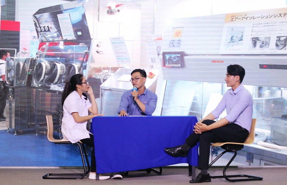 Học trò xử lý tình huống “cô giáo phạt trò quỳ” trong vai giáo viên - 3 Nguyễn Ngọc Ánh, học trường THPT Vĩnh Lộc B với ước mơ trở thành Dược sĩ trong phần thi của mình