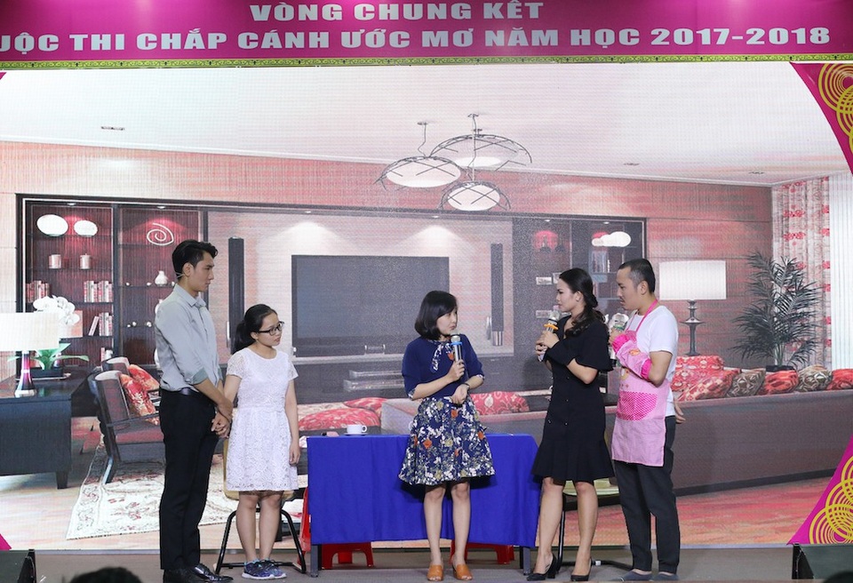 Học trò xử lý tình huống “cô giáo phạt trò quỳ” trong vai giáo viên - 2 Thí sinh Nguyễn Thị Thảo Vy trong phần thi giải quyết tình huống