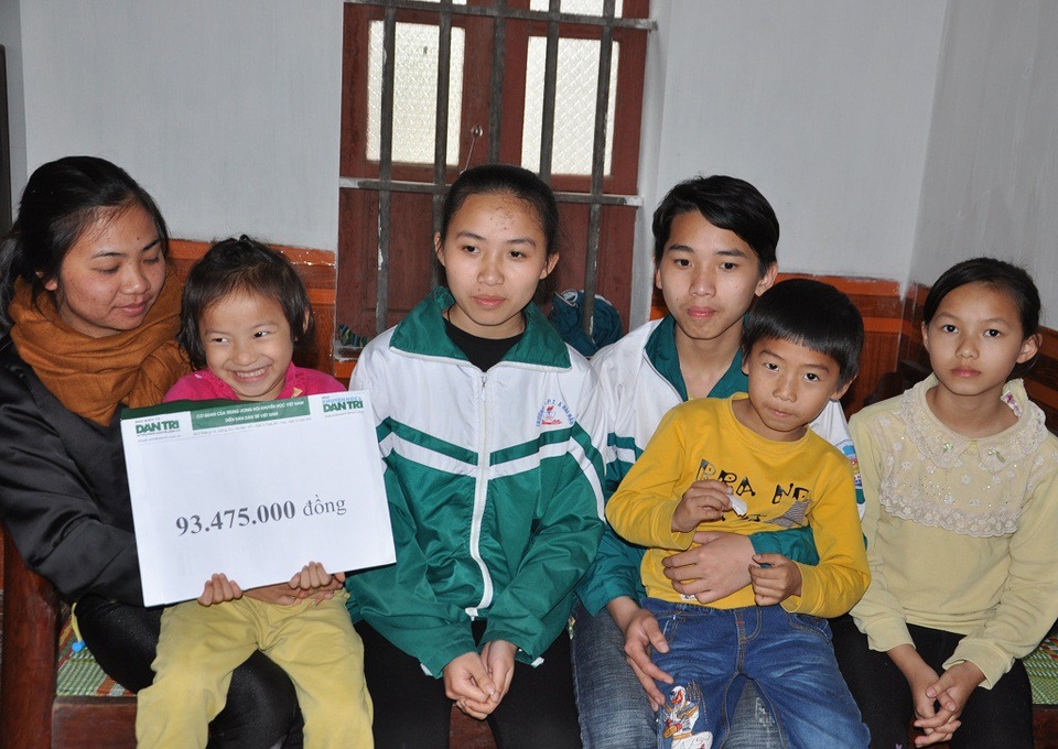 Hơn 93 triệu đồng đến với 5 chị em cô bé mồ côi cả cha mẹ - 3 Các em nhận được món quà của bạn đọc báo điện tử Dân trí dành cho.