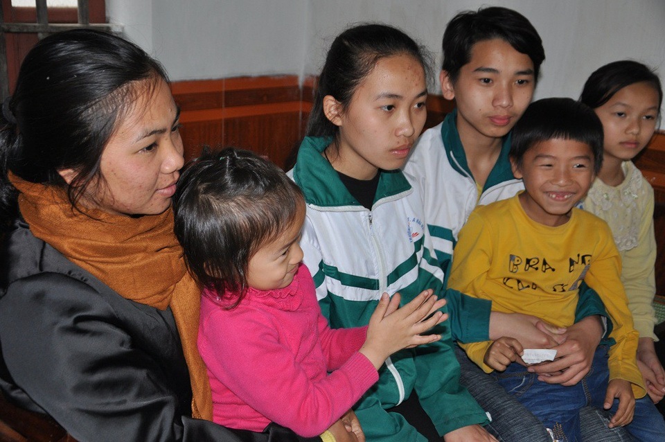 Hơn 93 triệu đồng đến với 5 chị em cô bé mồ côi cả cha mẹ - 2 Nhận được sự giúp đỡ của bạn đọc báo điện tử Dân trí, cuộc sóng của các em đã đủ đầy hơn.