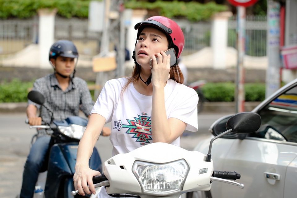 Bất ngờ với hình ảnh Hồ Ngọc Hà đi dép bệt, chạy xe máy ngoài đường - 3 Bất ngờ với hình ảnh Hồ Ngọc Hà đi dép bệt, chạy xe máy ngoài đường - 3