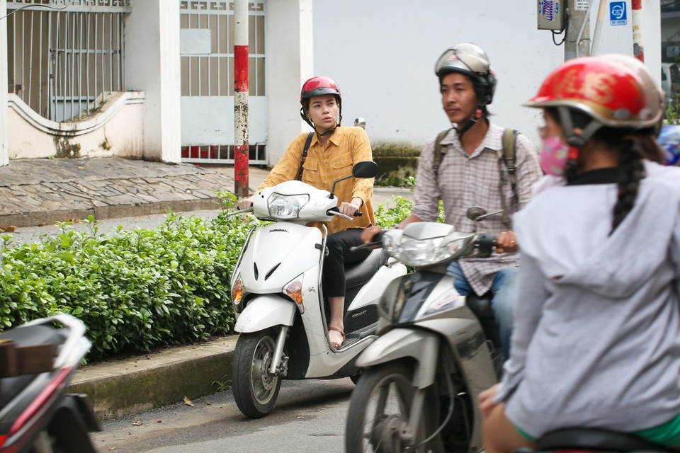 Bất ngờ với hình ảnh Hồ Ngọc Hà đi dép bệt, chạy xe máy ngoài đường - 4 Hồ Ngọc Hà không còn thần thái sang chảnh với những bộ cánh hàng hiệu cùng gương mặt được trang điểm kỹ càng.