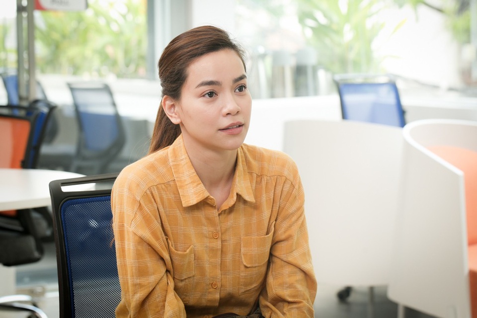 Bất ngờ với hình ảnh Hồ Ngọc Hà đi dép bệt, chạy xe máy ngoài đường - 7 Nói về vai diễn này, Hồ Ngọc Hà chia sẻ: “Vì quý ê kíp cũng như kịch bản phim khá thú vị nên Hà nhận lời tham gia, quá trình quay phim này làm Hà nhớ lại những ngày đầu vào nghề và đến với công việc của một diễn viên của gần 15 năm về trước.