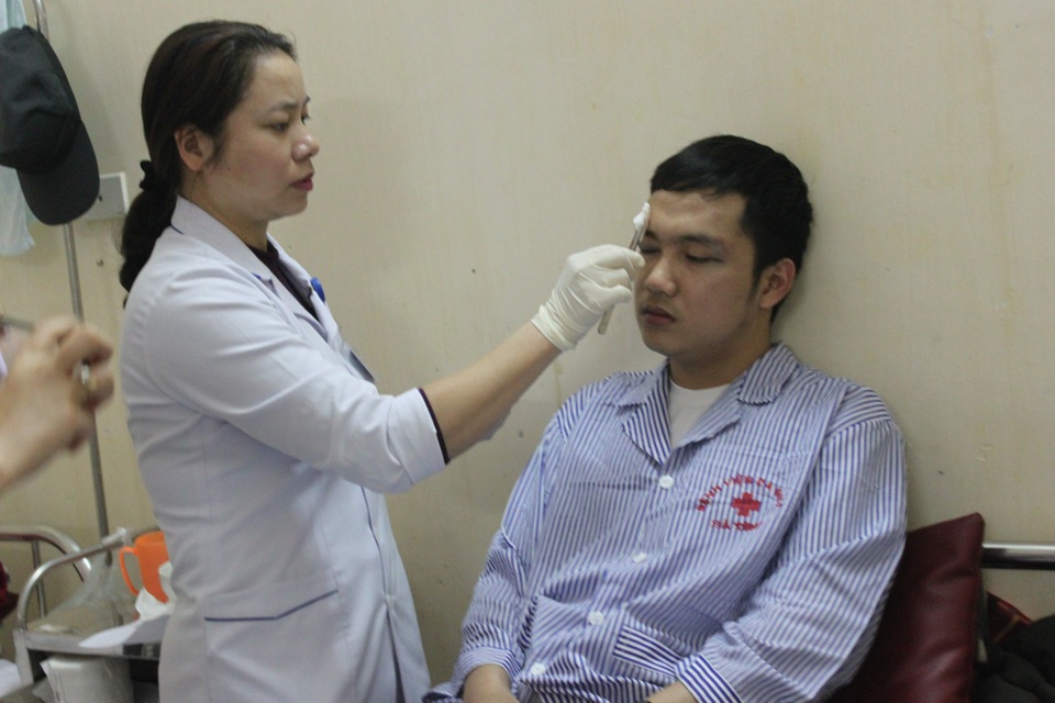 Người nhà bệnh nhân đánh nhân viên bệnh viện bất tỉnh - 2 Em Giáp đã tỉnh lại sau nhiều giờ bị hành hung và đang tiếp tục được theo dõi.