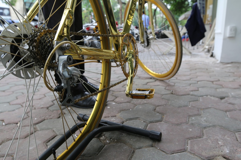 Cận cảnh xe đạp dát vàng “cực độc” giá bạc tỷ của đại gia Hà Nội - 4 Xe được trang bị loại hộp số 9 bánh răng và hệ thống phanh của Shimano Tiagra.