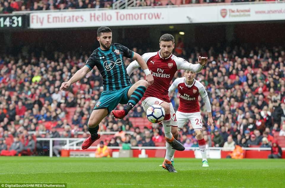 Arsenal 3-2 Southampton: "Chân gỗ" Welbeck thành người hùng - 3
Long (trái) cùng các cầu thủ tấn công của Southampton thi đấu rất nỗ lực