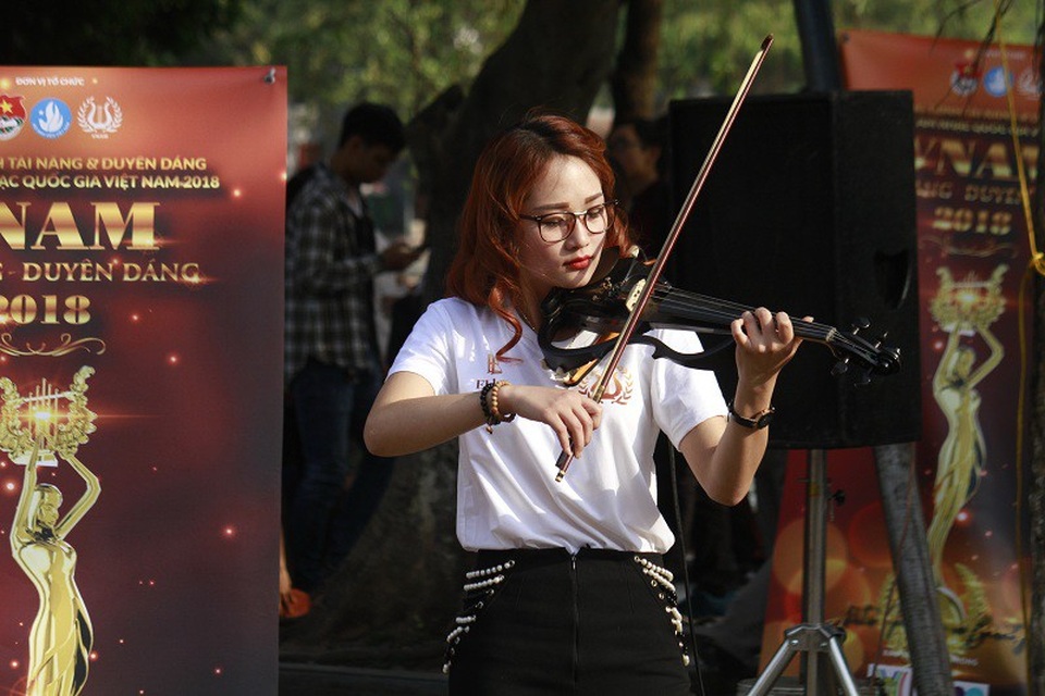 Nữ sinh Nhạc viện xuống phố cover “Tình đơn phương” bằng nhạc cụ dân tộc - 6