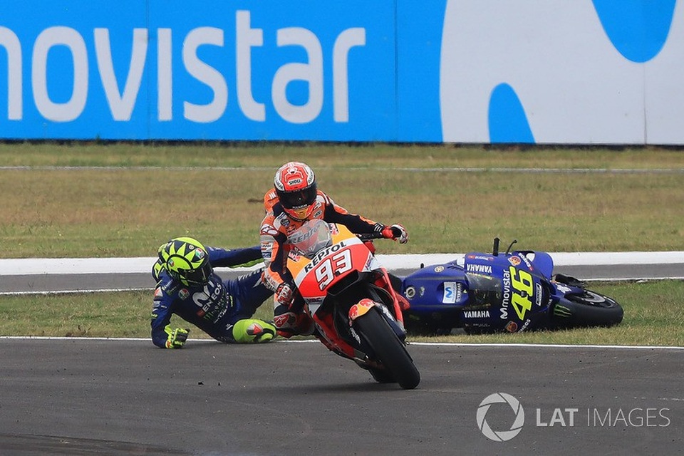 Những va chạm nguy hiểm của Marquez đã làm lu mờ chiến thắng của Crutchlow - 8 Những va chạm nguy hiểm của Marquez đã làm lu mờ chiến thắng của Crutchlow - 8