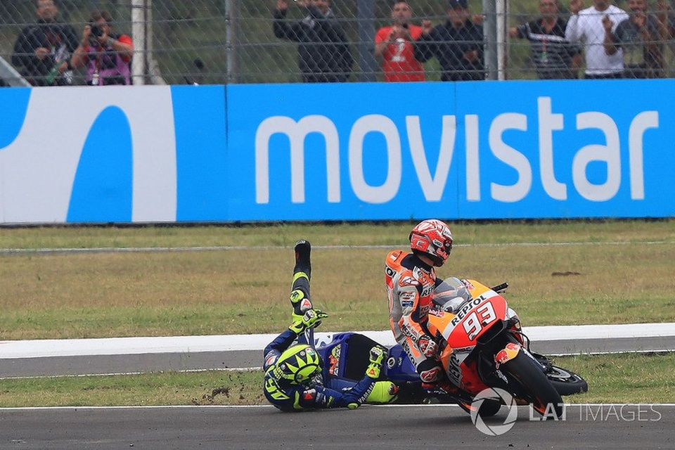 Những va chạm nguy hiểm của Marquez đã làm lu mờ chiến thắng của Crutchlow - 7 Những va chạm nguy hiểm của Marquez đã làm lu mờ chiến thắng của Crutchlow - 7