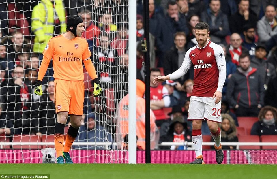 Arsenal 3-2 Southampton: "Chân gỗ" Welbeck thành người hùng - 2
Mustafi (phải) mắc lỗi nghiêm trọng ở bàn thua đầu tiên của Arsenal