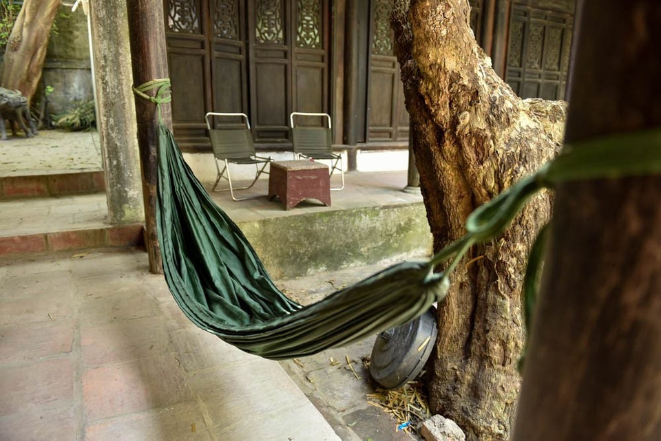 Nhà 400m2 kiểu cổ giữa Hà Nội và ngôi làng “bí ẩn” của đạo diễn Lưu Trọng Ninh - 7 Hay ngồi đung đưa trên chiếc võng dưới vòm cây xanh mát.
