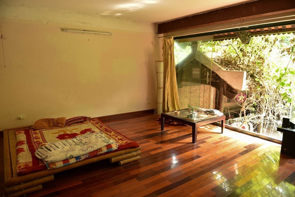 Nhà 400m2 kiểu cổ giữa Hà Nội và ngôi làng “bí ẩn” của đạo diễn Lưu Trọng Ninh - 19 “Tôi nghĩ là không cần tủ nên trong góc riêng của mình, tôi đặt quần áo dưới đất hoặc trong những chiếc túi. Với tôi, việc phải mở tủ ra rồi sắp xếp là quá phức tạp hay nếu mặc áo mà phải cài một chiếc cúc tôi cũng thấy mất thời gian. Tôi thích kiểu áo chui đầu vào là được luôn. Có lẽ lối sống giản tiện đấy cũng ảnh hưởng đến rất nhiều chuyện trong cuộc sống của tôi”, ông nói.