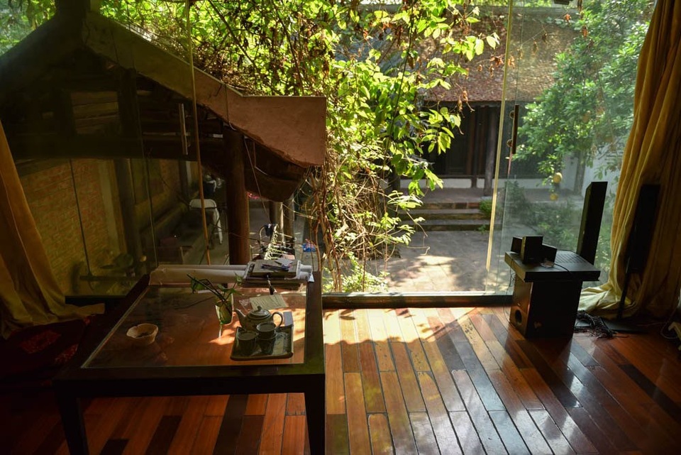 Nhà 400m2 kiểu cổ giữa Hà Nội và ngôi làng “bí ẩn” của đạo diễn Lưu Trọng Ninh - 16 Nhắc đến phong cách tối giản và gam màu mộc mạc được sử dụng chủ đạo trong căn nhà, Đạo diễn Lưu Trọng Ninh thẳng thắn chia sẻ: “Cũng có thể đó là một cách bao biện cho sự không chăm chút của tôi. Bởi nếu đầu tư trang trí tỉ mẩn thì thực sự là khó khăn, phức tạp và tốn kém. Tôi tối giản nhất có thể các vật dụng mà mình sử dụng”.