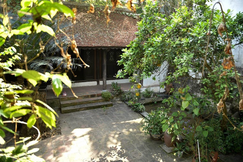 Nhà 400m2 kiểu cổ giữa Hà Nội và ngôi làng “bí ẩn” của đạo diễn Lưu Trọng Ninh - 3 Khó có thể hình dung được, giữa thành phố phồn hoa đô hội lại có một nơi chốn yên tĩnh tuyệt đối đến như vậy.