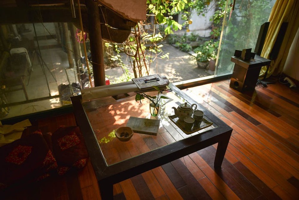 Nhà 400m2 kiểu cổ giữa Hà Nội và ngôi làng “bí ẩn” của đạo diễn Lưu Trọng Ninh - 17 Bàn trà nơi ông thường ngồi làm việc có tầm nhìn tuyệt đẹp ra khu vườn phía sau nhà.