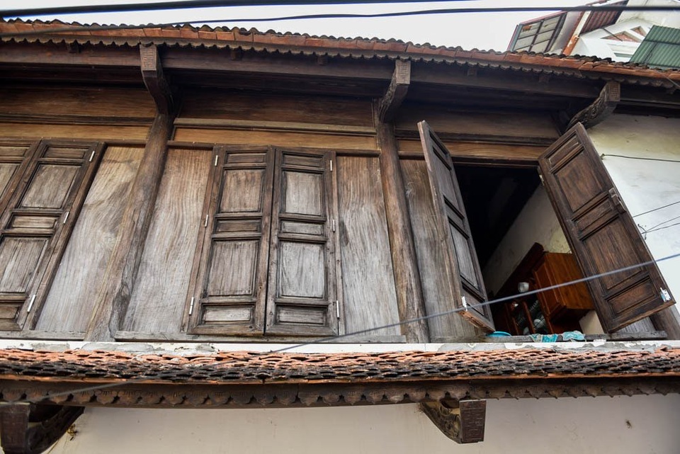 Nhà 400m2 kiểu cổ giữa Hà Nội và ngôi làng “bí ẩn” của đạo diễn Lưu Trọng Ninh - 11 Tất cả đồ đạc từ mái nhà cho tới cửa gỗ đều được bạn bè ông đem tặng.
