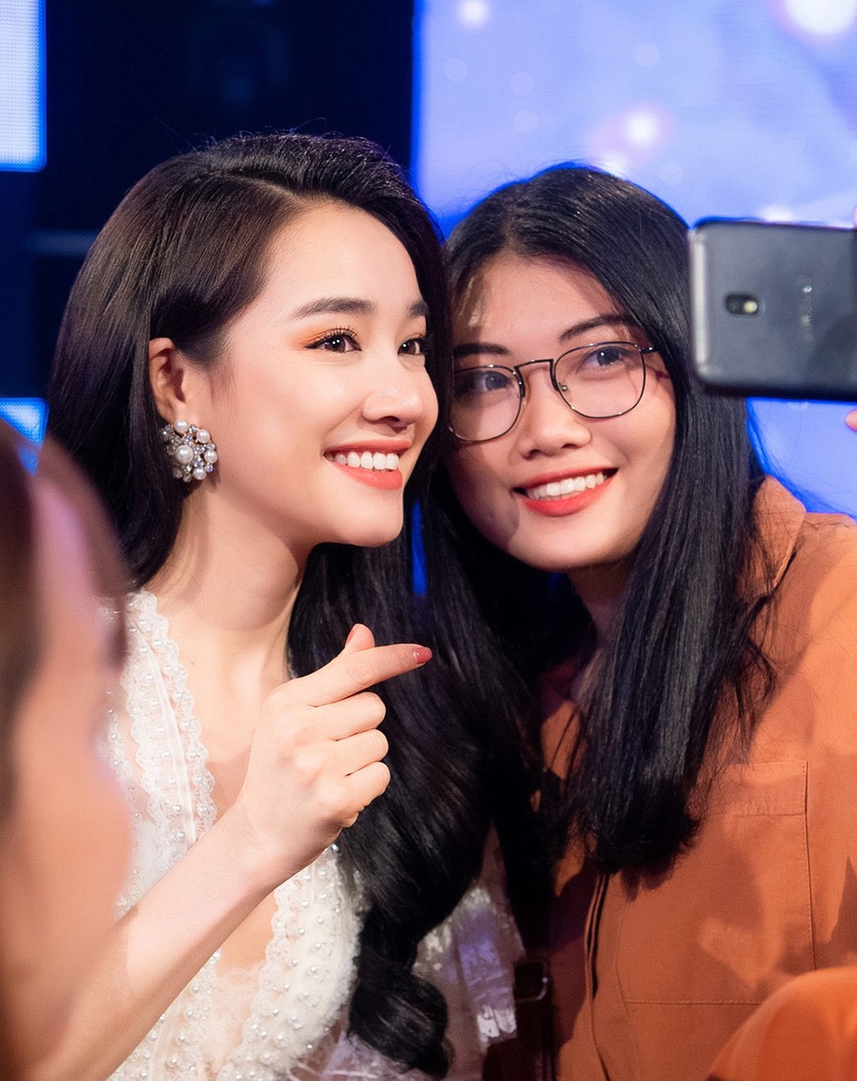 Sau những "ồn ào" của bạn trai, Nhã Phương vẫn xuất hiện xinh đẹp, rạng rỡ - 9 Nữ diễn viên thoải mái chụp ảnh cùng người hâm mộ