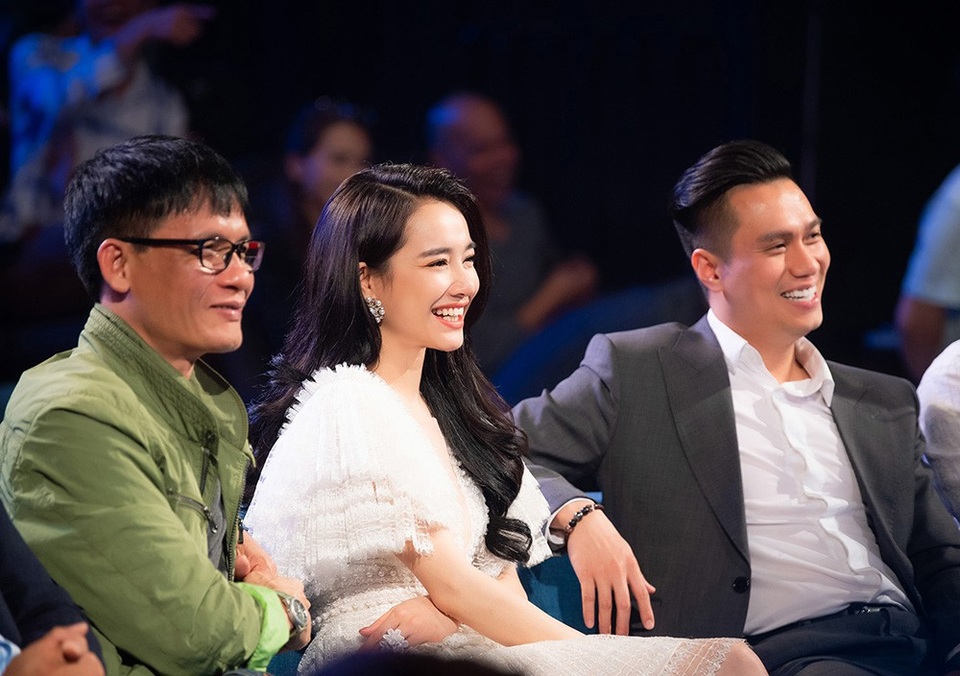 Sau những "ồn ào" của bạn trai, Nhã Phương vẫn xuất hiện xinh đẹp, rạng rỡ - 6 Sau màn giới thiệu, cô cùng các giám khảo khác vào vai trò của mình khi góp ý, đánh giá những phần thi của các khán giả ngay tại sân khấu và chính thức khởi động cuộc thi.